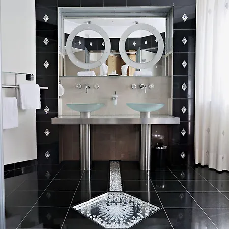 מלון Schwarzer Adler 4*