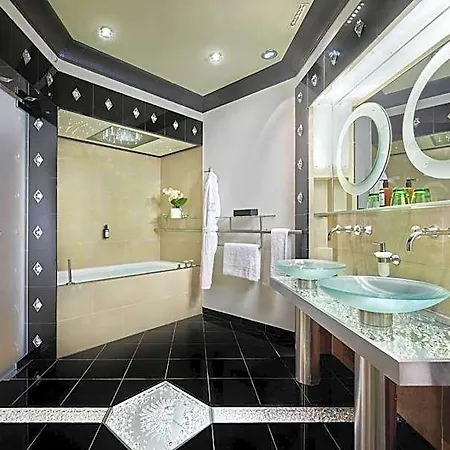 Hotel Schwarzer Adler 4*
